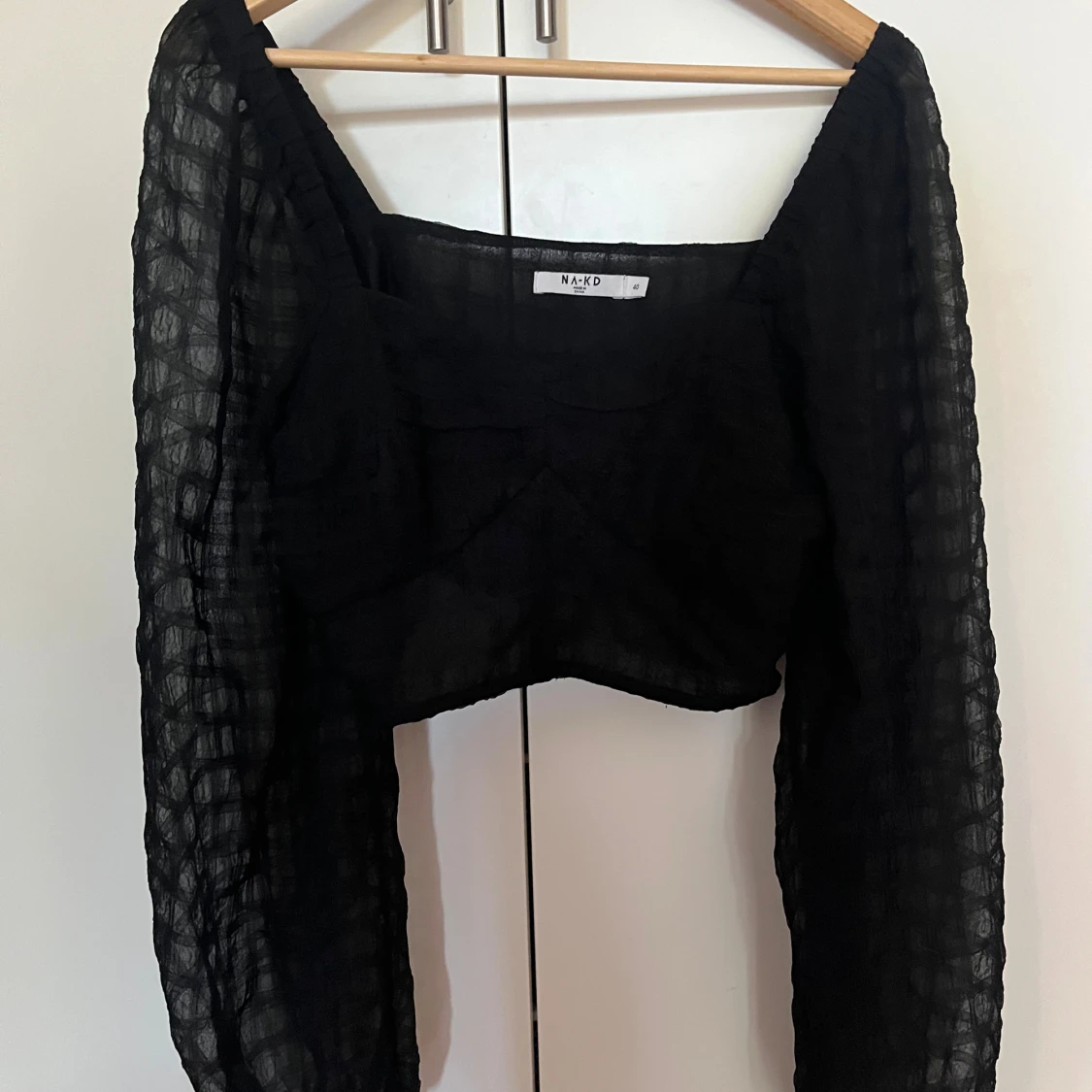 Svart croppad blus från NA-KD - 1