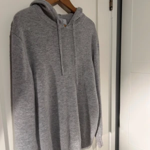 Kashmirhoodie - Väldigt snygg och höstig khasmirhoodie | Storlek M | Helt ny, aldrig använd | Nypris: ca 1300kr | Vid snabb affär innan 30/10 på kvällen kan jag droppa i pris | Kontakta vid intresse |