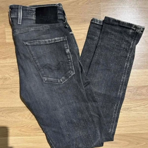 Replay jeans  - Tjena säljer dessa tvär feta jeans från replay. Riktigt sköna slitningar och riktigt fet färg! Modellen är anbass och storlek W31 och L32. Ny pris 2200. Vid fundering eller annat hör av dig! Vid snabb affär kan pris diskuteras)!