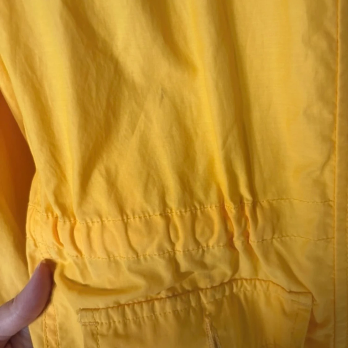 Gul vindjacka med huva från Svea - 3
