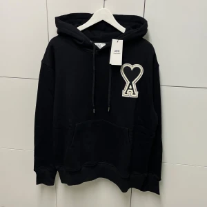 Ami Paris Hoodie  - Hejsan, säljer en helt ny Hoodie aldrig tidigare använd. Storlek M. Postar alltid inom 24h efter köpet. Skriv gärna om du har fler frågor.