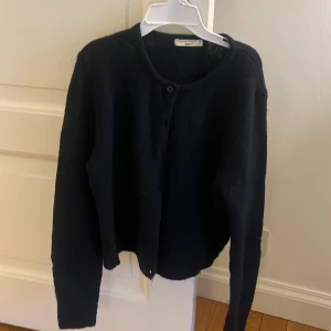 Mörkblå stickad kofta - Säljer denna jättefina blåa stickade kofta! Den är från Gina och jag köpte den 2024🩷 säljer den för att den inte kommer till användning🥰