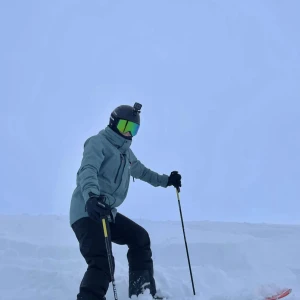 Grå vindjacka från Montec, S - En grön skidjacka från Montec i storlek S. Använd under några få korta skidresor, har inga skador eller fläckar. Den är i mycket bra skick! Den har bland annat en ficka för liftkort, snölås samt ventilation under ärmarna. Ny pris på jackan är 2599. 