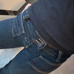 Lowwaist bootcut jeans mörkblåa - Snygga mörkblå bootcut jeans med väldigt låg midja. I storlek XXS/XS. Mycket bra skick! Skriv för fler bilder! 