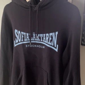 Sofialäktaren hoodie - Supersnygg men kommer inte till användning strl S 
