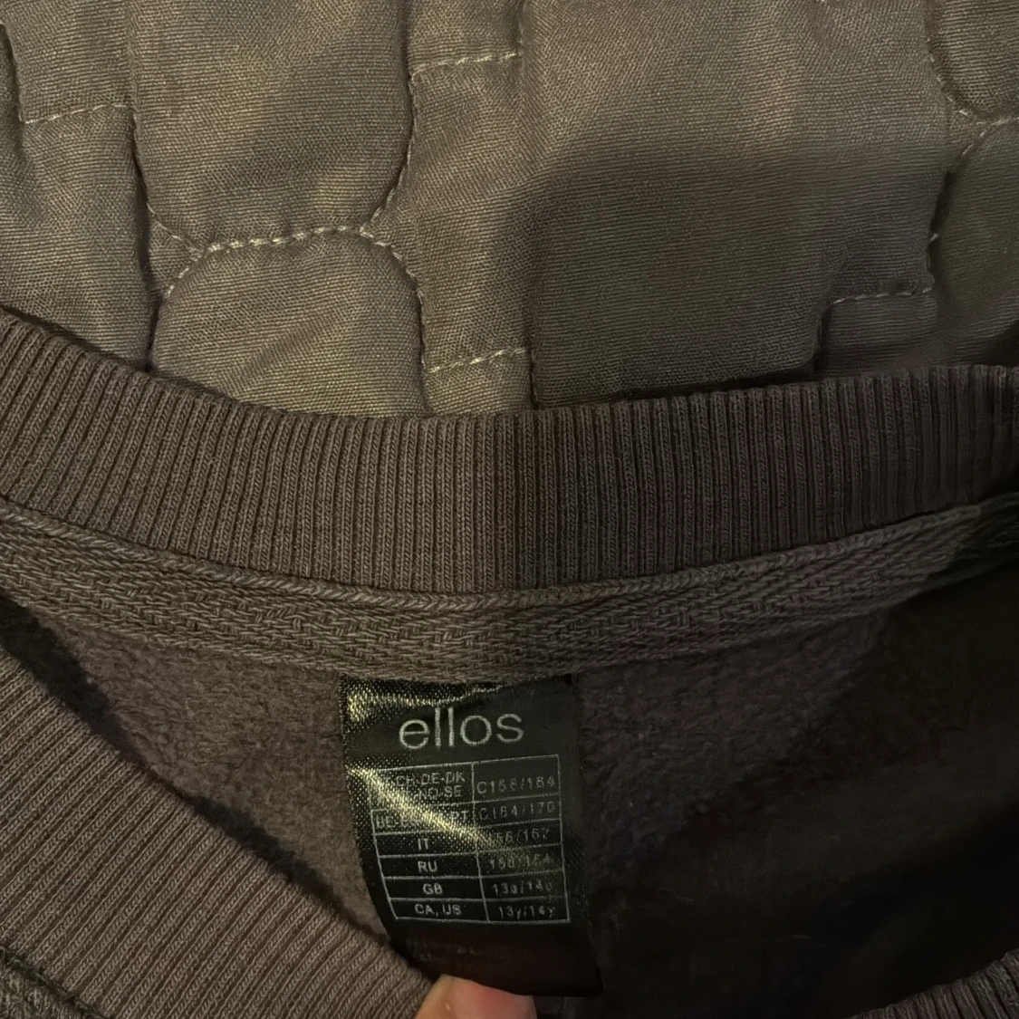 Brun sweatshirt med grafiskt tryck från Ellos - 2