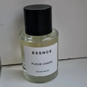 Essnce Fleur Chere Eau de Parfum - Eau de Parfum från Essnce med namnet Fleur Chere. Luktar supergott ( kvinnligt och lyxigt boss lady ) men passar tyvärr inte på min hud. Endast testat ett fåtal gånger. Påminner om Baccarat Rouge 540. Doftnoter: Jasmin, Apelsin, Ambra, Ambergris, Myrra, Cederträ och Vanilj.