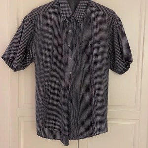 Rutig skjorta från Ralph Lauren - Säljer en mörkblå/vitrandig kortärmade skjorta från Ralph Lauren i Mycket bra skick, storlek L men passar M hör av dig vi minsta fråga/fundering!