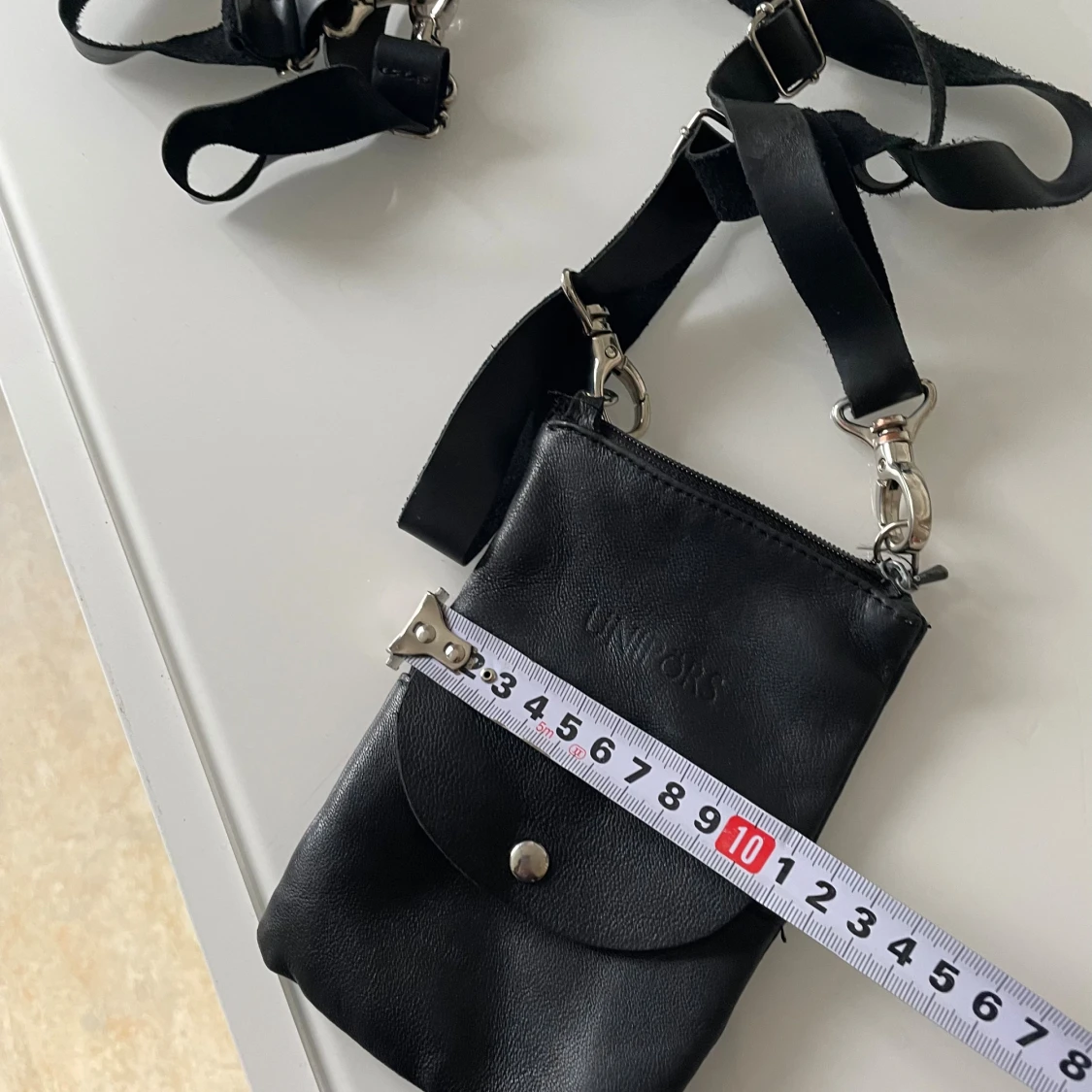 Svart axelväska i skinn från Unipörs - 4