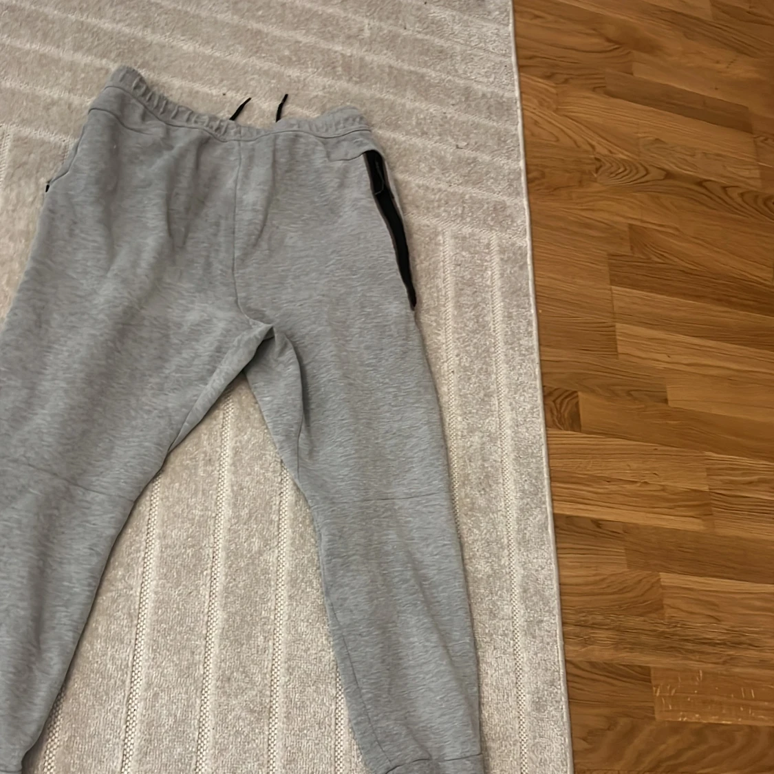 Grå mjukisbyxor från Nike med snörning - 3