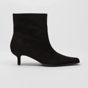 Skor nelly - Boots från Nelly i mocka med en liten klack och spetsig tå! Super sköna☺️  Använda ute en gång 🩷