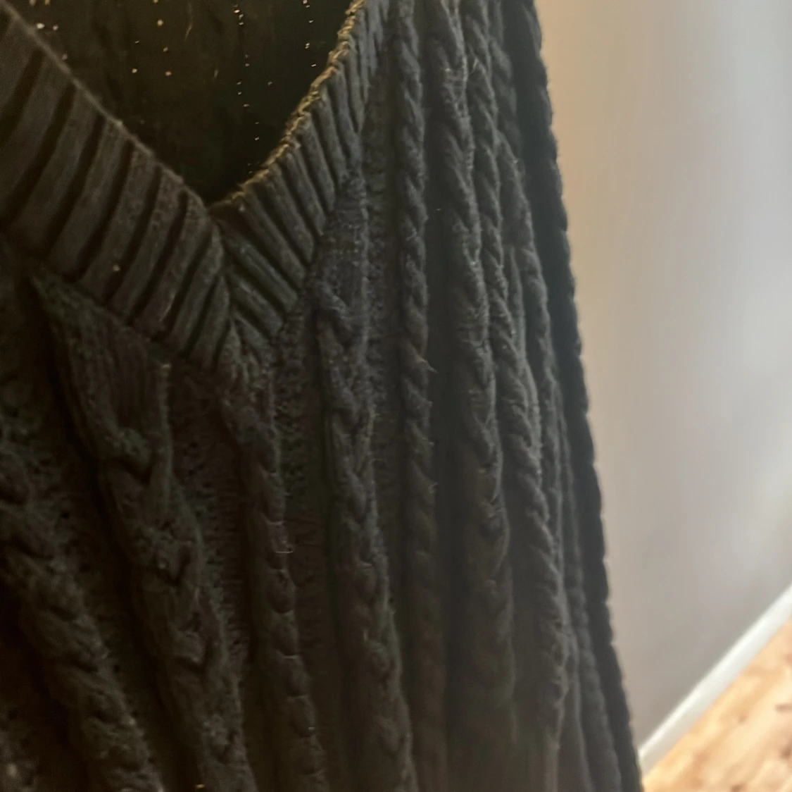 Svart croppad stickad tröja Fashion Nova - 1