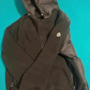 Moncler cardigan  - Hej, säljer min helt äkta Moncler jacka (kvitto bevis osv finns), som jag knappast använt (nyskick). Då jag inte använder den längre. Pris kan diskuteras. Butik pris runt 10-11 tusen.