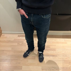 Levis 502 Jeans - Säljer ett par Levis 502 jeans i W:29 L:32. Jeansmodellen är slim. Färg : Blå+grå/ljusblå. Modellen är 179cm lång. Jeansen är i bra skick, ställ gärna frågor kring tex mått 📏✅8 