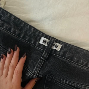 Hope jeans flared - Säljer dessa lågmidjade och flared jeans från Hope. De är i stl 27 vilket motsvarar S. Köpta i maj detta år för 2500kr. Super snygga men är ute efter en annan storlek, därav kommer de inte till användning❤️ 