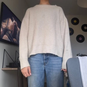 Beige stickad tröja från 157 - Mysig beige stickad tröja från 157 med grovstickad struktur och rund hals. Finns tecken på användning 