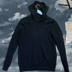 Oscar Jacobsson hoodie - Oscar Jacobsson hoodie köpt på nk för 1599 skick 7/10 kvitto ingår storlek XS men passar S kvitto medföljer