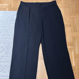 Byxor - Byxor med vida ben