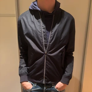 Svart bomberjacka med dragkedja - Snygg svart bomberjacka i stl M och passar runt 185. Inga defekter och väldigt enkel att lägga in i outfiten! Vid frågor elelr funderingar tveka inte på att höra av dig!