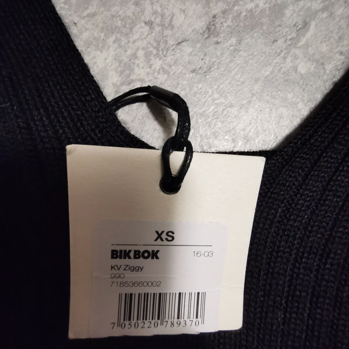 Svart ribbad linnetopp från Bik Bok - 1