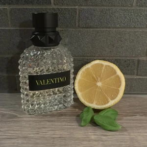 Valentino parfym, stilren flaska - Trendig parfym från Valentino i en snygg, mönstrad flaska. Perfekt för dig som vill sticka ut med en exklusiv touch. Volym och ingredienser syns ej på bilderna.