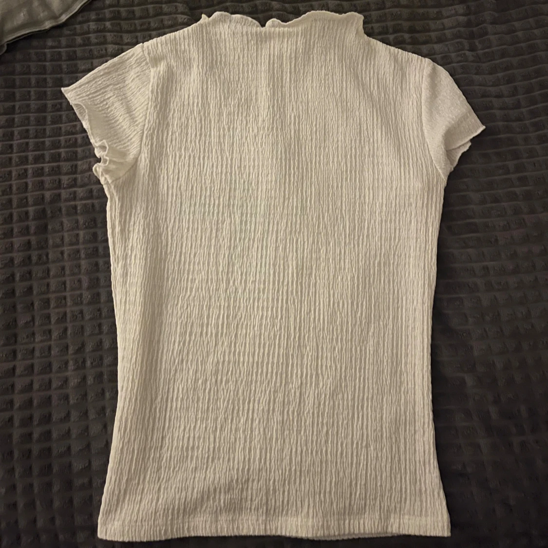 Vit ribbad topp med volangkrage - 1