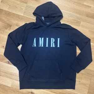Amiri hoodie svart - Svart amiri hoodie med ett fint tryck | Storlek M men passar L | Fraktar samma dag om köp sker innan 22:00