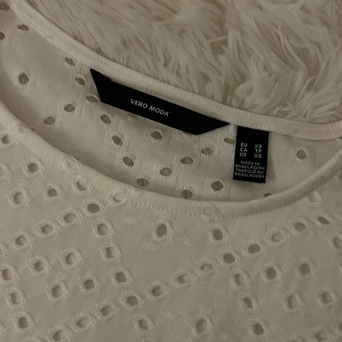 Vit blus med broderade hål från Vero Moda - 3