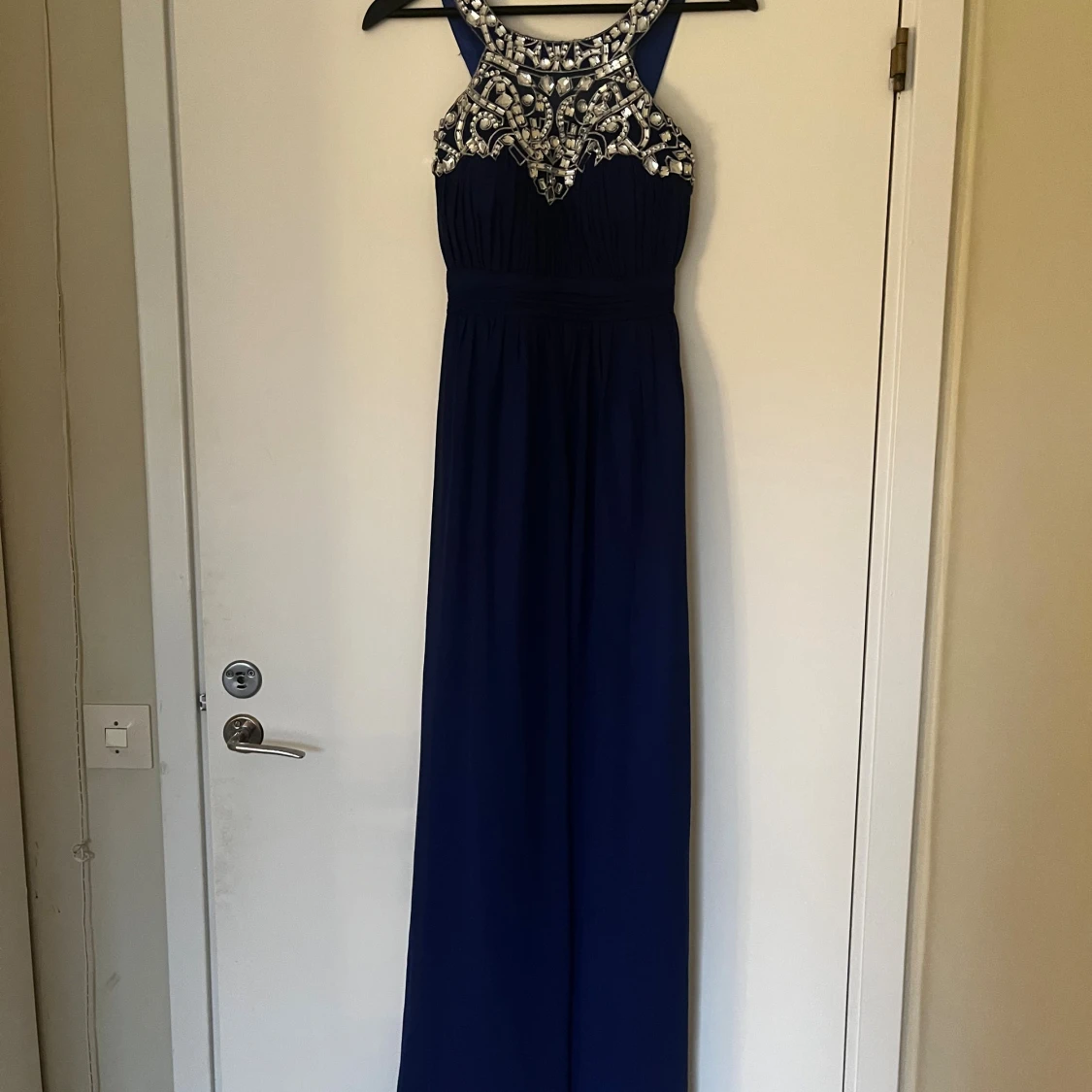 Marinblå långklänning med pärldetaljer