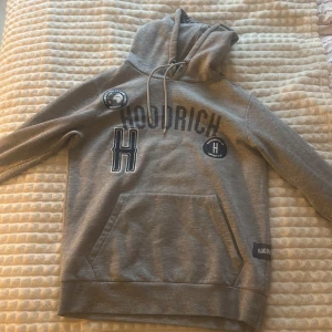 Grå hoodie från Hoodrich XS - Säljer en grå hoodie från Hoodrich i storlek XS.
