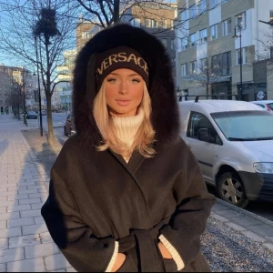 Kappa - Säljer nu min fina kappa från finessewear! Köpt förra året och i jättebra skick inga skador! Pälsen är äkta 