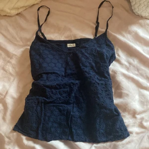 Hollister Linne - Marinblått Linne, från hollister i storlek S men skulle säga typ M då den är rätt så stor för S.