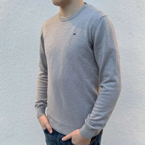 J.Lindeberg Stickad Tröja - Säljer en J.Lindeberg stickad Merino tröja. Hör av er vid frågor/funderingar!!