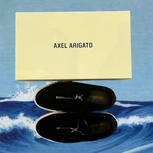 Axel Arigato Skor - Säljer dessa feta Axel Arigato skor för endast 1199kr! Skick 9/10 har använts väldigt sparsamt. Storlek 40. Hör av er vid intresse!⭐️🤝