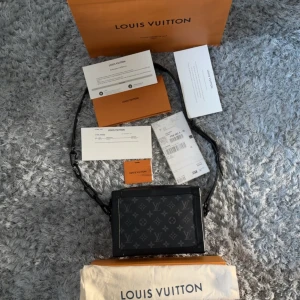 Louis Vuitton svart axelväska i skinn - L^^is Vui^^on Soft Trunk FULLSET  Oerhört fin axelremsväska, tillverkad ”06th week of 2020 in France”  Skick: 7/10 Nypris: 35000kr Pris: 15900kr Frakt: Hemlevererat spårbart!📦  140+ referenser tillgängliga, tveka inte meddela ifall du är intresserad!