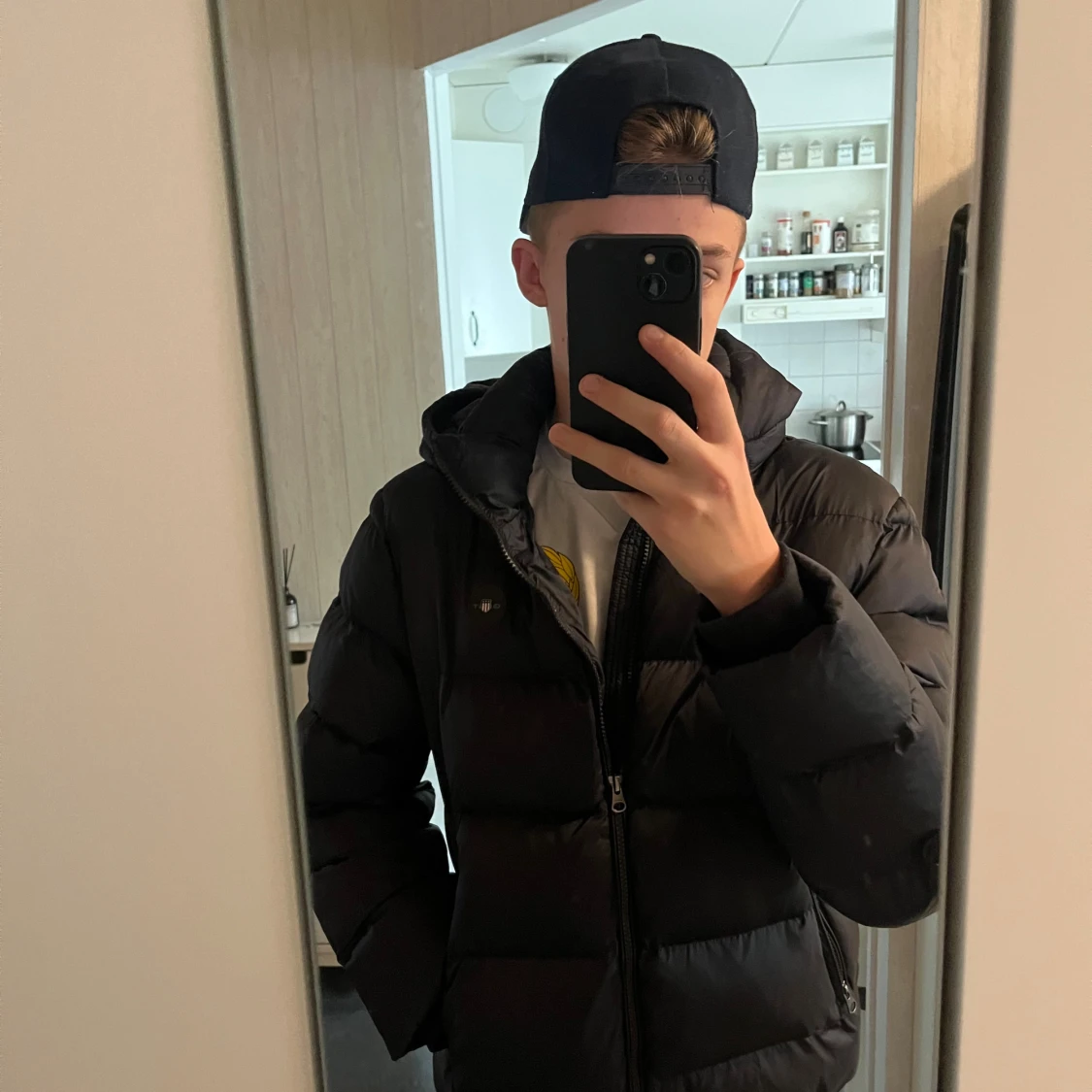 Svart pufferjacka med huva