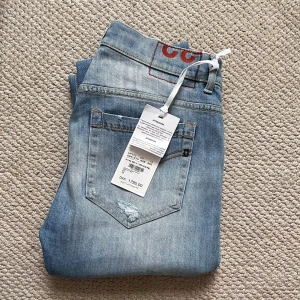 HELT NYA Dondup George skinny fit  - HELT NYA Dondup George skinny fit, storlek W32, och modellen bär W32 och är 180 cm 75 kg. Mått A: 40 cm. B: 102 cm. Väldigt snygga och sköna! Väldigt bra pris med tanke på att dom är helt nya med nypris på ungefär 2600 sek. Kom gärna med frågor! ✌️