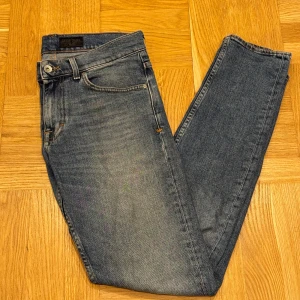 Tiger of Sweden blå jeans Evolve 29/32 - Blå jeans från Tiger of Sweden i modellen Evolve. W29 L32. Bra skick. Hör av er vid frågor eller funderingar. 