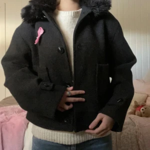 Meotine liknande jacka - Säljer nu min meotine liknande jacka. Själva kappan är köpt från Lager 157 men sedan har jag med hjälp av sömmerska sytt på fuskpäls på kragen😌