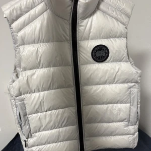 Vit dunväst Canada Goose black label  - Helt ny canada goose black label med storlek M. Jag är 185cm och väger 79kg och passar mig perfekt 