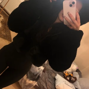 Svart pälsjacka - Svart pälsjacka i storlek xs. Köpte den för ett år sen, kommer tyvärr inte ihåg var. Aldrig använd med prislappen fortfarande på. Kostade 1400kr men säljer för 900 då den som sagt är helt ny. Superlen och mysig jacka som förtjänar någon som kommer använda den… har även knapsar på insidan så man kan stänga den. Hör av dig för mer frågor☺️