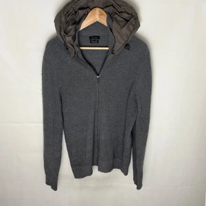Massimo dutti cardigan  - Modellen är 185. Använt skick. Lagad på 2 ställen. Luvan och på ryggen. Något nopprig.