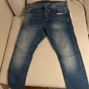 G-Star Raw blå jeans straight tapered - Blå jeans från G-Star Raw med straight tapered passform. Snyggt slitna detaljer och klassisk femficksdesign. Jeansen har logopatch bak. Perfekt för dig som gillar en modern och avslappnad stil.