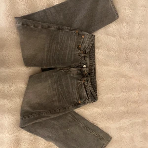 Weekday straight jeans grå - Modellen ”Arrow” från weekday, lite baggy och perfekt till vardagliga outfits! Midjemått: 38-39 cm. Innerbenslängden: 75 cm. Byxorna är väl använd men i bra skick!