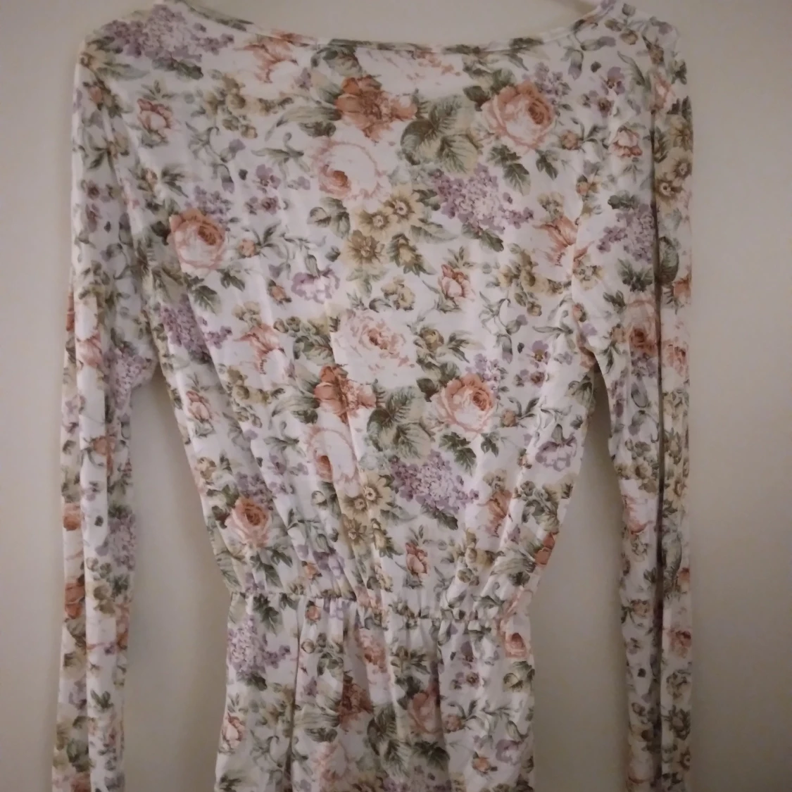 HELT NY OANVÄND vit och blommig omlott topp från Bik Bok, Small - 1