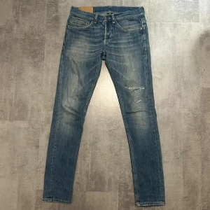 Dondup jeans George - Säljer ett par feta Dondup jeans med slitningar i modell George | Riktigt bra jeans till vardagen! | midjemått 40-41 cm | Skriv vid minsta fundering!