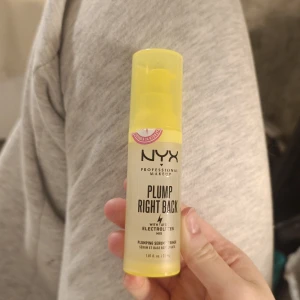 NYX Plump Right Back Primer - NYX Plump Right Back är en primer med plumping-effekt och elektrolyter. Kommer i en smidig pumpflaska med gul plastlock och detaljer. Perfekt för att ge huden extra fukt och skapa en jämn bas innan sminket. Innehåller 30 ml.