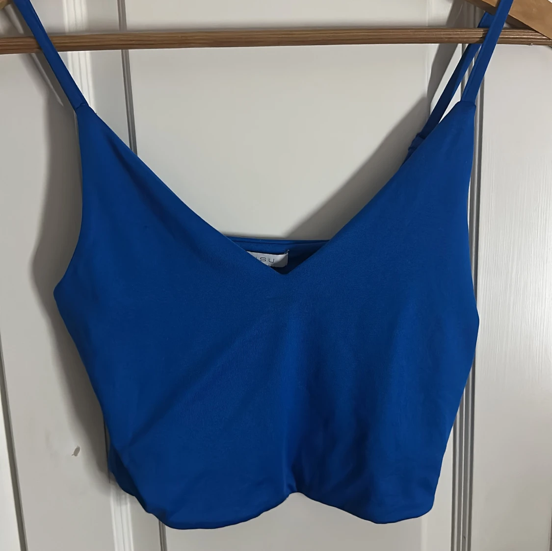 Blå croppad linnetopp med v-ringning