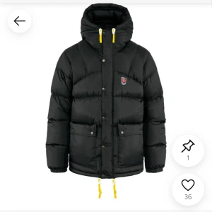 Svart dunjacka från Fjällräven - SÖKER!! Söker svart fjällräven i storlek S/M kan betala upp till 3000. Helst bra skick men pga summan jag kan betala så går några skråmor bra