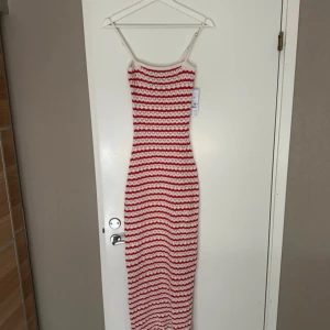 Randig långklänning XS från Gina Tricot - Säljer en stickad långklänning från Gina Tricot i storlek XS. Aldrig använd. Nypris 600kr.
